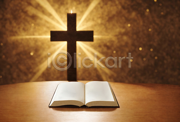 사람없음 JPG 디지털합성 편집이미지 기독교 나무탁자 보케 빛 성경 십자가 오브젝트 편집소스