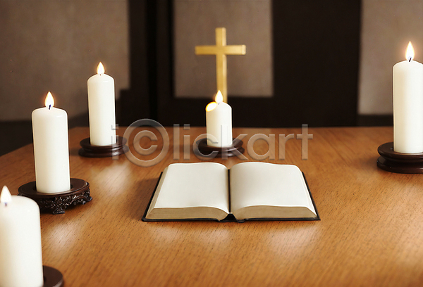 사람없음 JPG 디지털합성 편집이미지 기독교 나무탁자 성경 십자가 오브젝트 촛불 편집소스