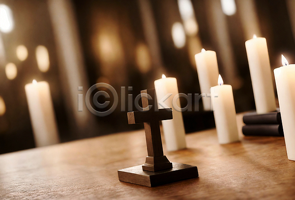 사람없음 JPG 디지털합성 편집이미지 기독교 나무탁자 블러 십자가 오브젝트 촛불 편집소스