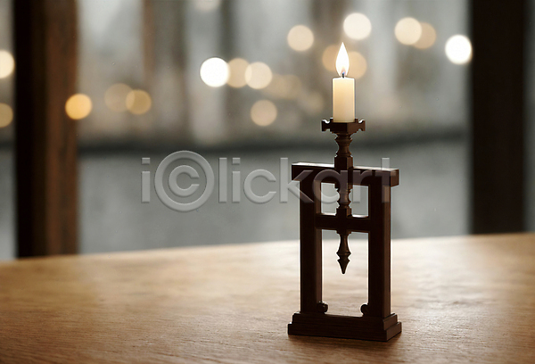 사람없음 JPG 디지털합성 편집이미지 기독교 나무탁자 보케 오브젝트 촛대 촛불 편집소스
