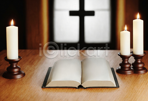 사람없음 JPG 디지털합성 편집이미지 기독교 나무탁자 성경 십자가 오브젝트 창문 촛대 촛불 편집소스