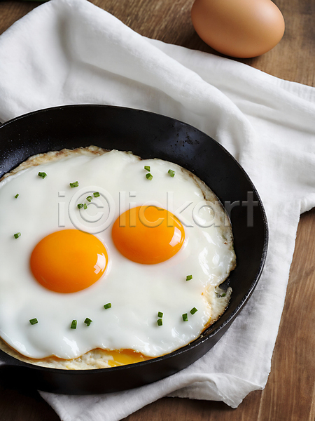사람없음 JPG 디지털합성 편집이미지 계란 계란프라이 나무탁자 노른자 천(직물) 편집소스 프라이팬 흰자