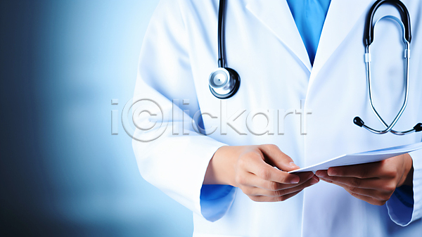 남자 성인 성인남자한명만 한명 JPG 편집이미지 들기 병원 상반신 의사 의사가운 종이 진단서 청진기 카피스페이스 파란색