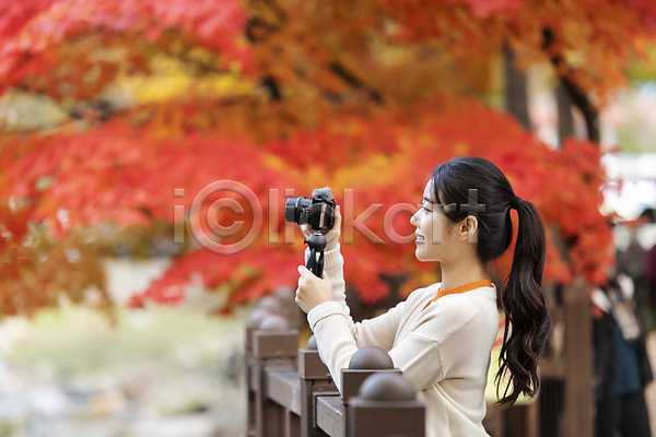 휴식 20대 성인 성인여자한명만 여자 한국인 한명 JPG 아웃포커스 옆모습 포토 가을(계절) 단양 단풍나무 들기 미소(표정) 브이로그 사인암 상반신 영상촬영 울타리 카메라 풍경(경치) 휴가 힐링