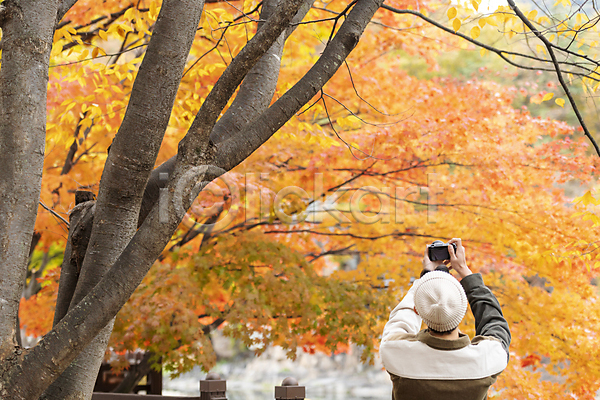 휴식 20대 남자 성인 성인남자한명만 한국인 한명 JPG 뒷모습 포토 가을(계절) 단양 단풍나무 들기 사인암 사진촬영 상반신 카메라 풍경(경치) 휴가 힐링