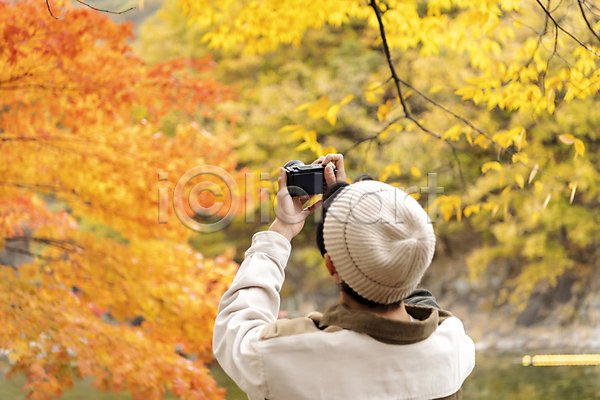 휴식 20대 남자 성인 성인남자한명만 한국인 한명 JPG 뒷모습 포토 가을(계절) 단양 단풍나무 들기 사인암 상반신 카메라 풍경(경치) 휴가 힐링
