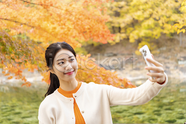 휴식 20대 성인 성인여자한명만 여자 한국인 한명 JPG 앞모습 포토 가을(계절) 계곡 단양 단풍나무 들기 미소(표정) 사인암 상반신 셀프카메라 스마트폰 풍경(경치) 휴가 힐링