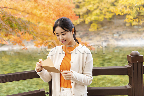 휴식 20대 성인 성인여자한명만 여자 한국인 한명 JPG 앞모습 포토 가을(계절) 계곡 내려보기 단양 단풍나무 들기 미소(표정) 사인암 상반신 울타리 읽기 편지 풍경(경치) 휴가 힐링