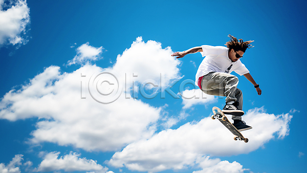 남자 성인 성인남자한명만 한명 JPG 편집이미지 구름(자연) 맑음 스케이트보드 전신 점프 풍경(경치) 하늘