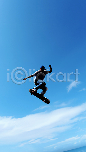 남자 성인 성인남자한명만 한명 JPG 편집이미지 공중 구름(자연) 맑음 비행 스케이트보드 역광 전신 점프 파란색 풍경(경치) 하늘