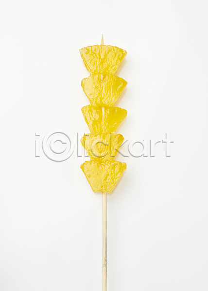 달콤 사람없음 JPG 포토 하이앵글 기호식품 길거리음식 꼬치 노란색 디저트 설탕 탕후루 파인애플