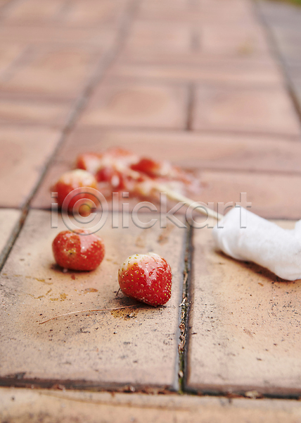 달콤 떨어짐 사람없음 JPG 아웃포커스 포토 거리 기호식품 길거리음식 깨짐 꼬치 디저트 딸기 땅 바닥 설탕 야외 탕후루