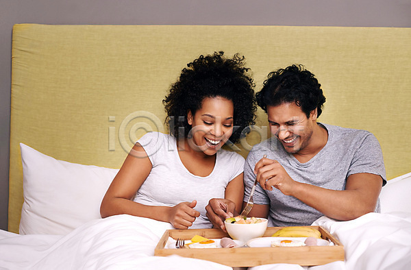 남자 두명 서양인 성인 성인만 여자 JPG 앞모습 포토 해외이미지 미소(표정) 부부라이프 상반신 신혼부부 실내 앉기 음식 침대 커플