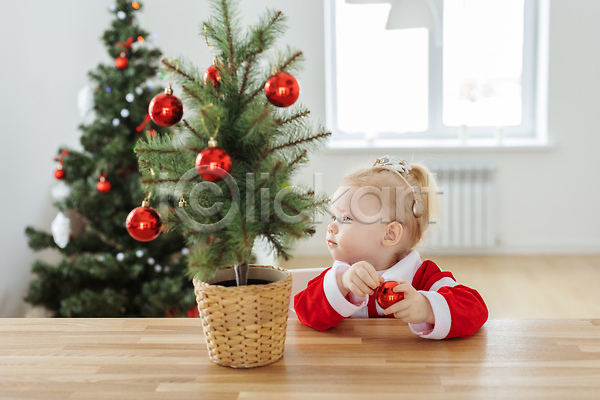 백인 아기 여자 여자아기한명만 한명 JPG 앞모습 포토 해외이미지 가족 들기 상반신 오너먼트 크리스마스 크리스마스트리 해외202310 화분 휴가