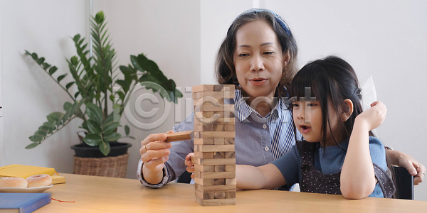 함께함 행복 휴식 두명 백인 사람 성인 소년 어린이 JPG 포토 해외이미지 가족 개발 거실 걸음마 게임 관계 교육 놀이 딸 라이프스타일 목재 블록 세대 손녀 손자 손주 실내 아들 아빠 엄마 장난감 조부모 주택 탑 할머니 할아버지 해외202310 해외포토