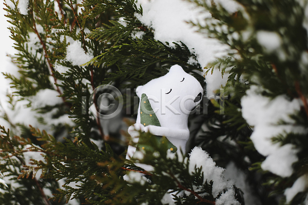 분위기 사람없음 JPG 포토 해외이미지 겨울 눈(날씨) 눈감음 북극곰 안기 인형 잎 크리스마스트리
