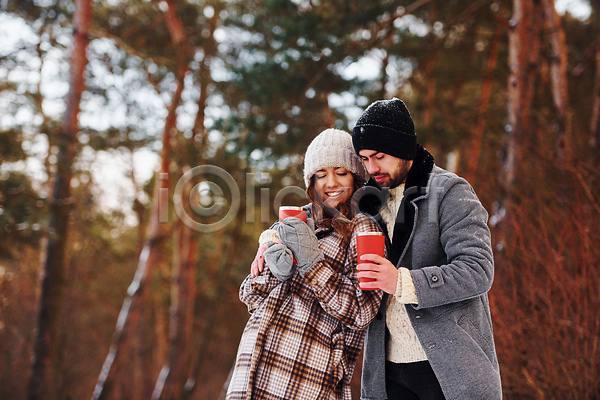 사랑 행복 남자 두명 성인 성인만 여자 JPG 옆모습 포토 해외이미지 겨울 데이트 들기 모자(잡화) 상반신 숲 안기 커플 텀블러