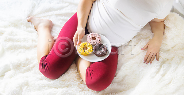 행복 성인 성인여자한명만 여자 한명 JPG 포토 해외이미지 건강 관리 그릇 눕기 도넛 배(신체부위) 임산부 임신 천(직물) 해외202310