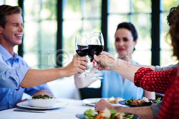 우정 축하 함께함 행복 40대 남자 두명 백인 여자 중년 JPG 포토 해외이미지 라이프스타일 레드와인 미소(표정) 식당 식사 실내 앉기 알코올 와인 와인잔 음료 음식 잡기 점심식사 축배 탁자 해외202004