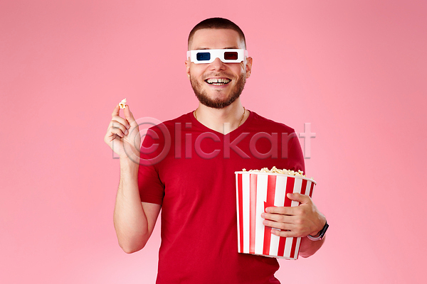 행복 남자 성인 성인남자한명만 한명 JPG 앞모습 포토 해외이미지 3D안경 들기 분홍색 상반신 영화 잡기 팝콘 해외202310