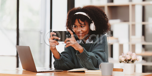 경쟁 성공 행복 흥분 남자 동양인 사람 성인 여자 한명 JPG 포토 해외이미지 개울 게이머 게임 고립 놀이 동영상 디지털 라이프스타일 모바일 미소 백그라운드 사이버 스마트폰 어플리케이션 온라인 이어폰 전자 주택 컴퓨터 통신 플레이어 해외202310 해외포토 핸드폰 헤드폰