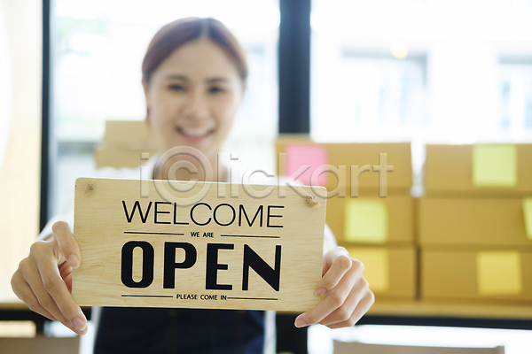 자신감 행복 동양인 여자 한명 JPG 포토 해외이미지 들기 무료이미지 미소 비즈니스 비즈니스우먼 오픈 주인 팻말 해외202310 해외포토 환영