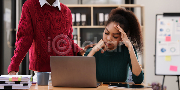 고민 고통 스트레스 슬픔 좌절 피곤 사람 성인 여자 한명 흑인 JPG 포토 해외이미지 검은색 노트북 라이프스타일 머리 문제 백그라운드 뷰티 비즈니스 비즈니스우먼 사무실 손 실내 앉기 얼굴 업무 우울증 위기 주택 컴퓨터 트러블 편두통 표현 해외202310 해외포토