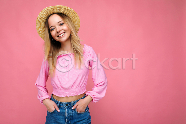 행복 성인 여자 한명 JPG 포토 해외이미지 감정 고립 공백 금발 긍정 라이프스타일 밀짚모자 분홍색 뷰티 블라우스 스타일 옷 유행 카피스페이스 해외202310