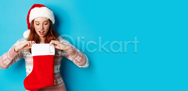 귀여움 청춘 행복 10대 사람 성인 여자 한명 JPG 포토 해외이미지 겨울 고립 내추럴 놀람 라이프스타일 미소 백그라운드 뷰티 빨간머리 빨간색 새해 생강 선물 쇼핑 스웨터 스타일 양말 얼굴 오픈 잡기 제의 주근깨 크리스마스 파란색 학생 해외202310 해외포토 헤어스타일 휴가