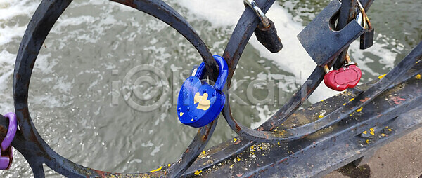 사랑 우정 함께함 사람없음 JPG 포토 해외이미지 강 결혼 결혼식 금속 난간 낭만 모양 문화 발렌타인데이 백그라운드 보케 부식 빨간색 사인 수확 심볼 야외 약속 약혼 열쇠 옛날 자물쇠 잠금 전통 철 철강 철책 컨셉 해외202310 해외포토 휴가