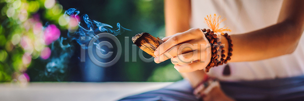 집중 휴식 동양인 사람 성인 여자 한명 JPG 포토 해외이미지 건강 관리 금속 기구 노래 명상 문화 뮤지컬 배너 불교 뷰티 사발 선 소리 신체 아시아 에너지 영혼 요가 음악 자연 전통 청동 초록색 컨셉 테라피 해외202310 해외포토 히말라야