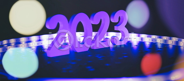 축하 사람없음 JPG 템플릿 포토 해외이미지 각도 검은색 광 광고판 기념 노란색 먼지 미술 백그라운드 불 뷰티 빛 새해 숫자 야간 어둠 이벤트 축제 컬러 컬러풀 크리스마스이브 텍스트 파란색 파티 포스터 폭죽 해외202310 해외포토 헤딩 황금 휴가