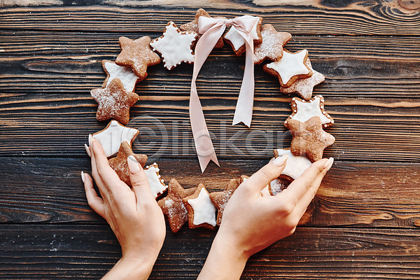 신체부위 JPG 포토 하이앵글 해외이미지 나무배경 리본 별 손 원형 쿠키 크리스마스 해외202310