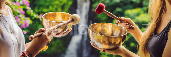 기쁨 순수 휴식 두명 여자 JPG 포토 해외이미지 건강 공구 관리 노래 닫기 돌봄 동쪽 마사지 명상 목재 미용사 배너 백그라운드 불교 뷰티 사발 상점 소리 스파 신체 약 연습 전통 청동 치료 치료사 테라피 해외202310 해외포토 흰색 히말라야