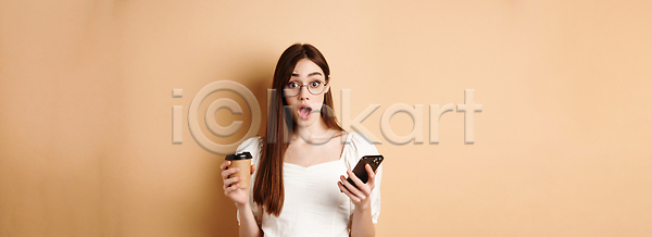 축하 행복 흥분 백인 여자 한명 JPG 포토 해외이미지 1 감정 고립 기념일 내추럴 놀람 독서 마시기 메시지 모델 모바일 백그라운드 쇼핑 스마트폰 스타일 안경 얼굴 온라인 유행 인터넷 진짜 채팅 커피 컨셉 학생 해외202310 해외포토 핸드폰 휴가