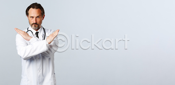 거절 고통 보호 남자 백인 사람 한명 JPG 포토 해외이미지 감염 건강 과학 그만 금지 바이러스 병원 보험 사회적거리두기 실험실 씻기 약 얼굴 의사 인턴 장갑 장비 전염 질병 청진기 코로나바이러스 해외202310 해외포토 환자