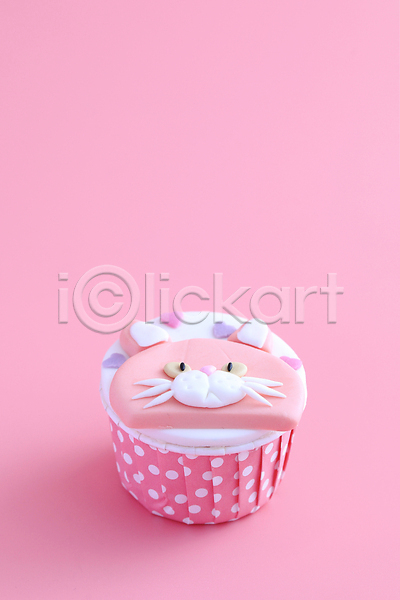 달콤 사람없음 JPG 포토 해외이미지 고양이 분홍색배경 장식 카피스페이스 컵케이크 한개 해외202310