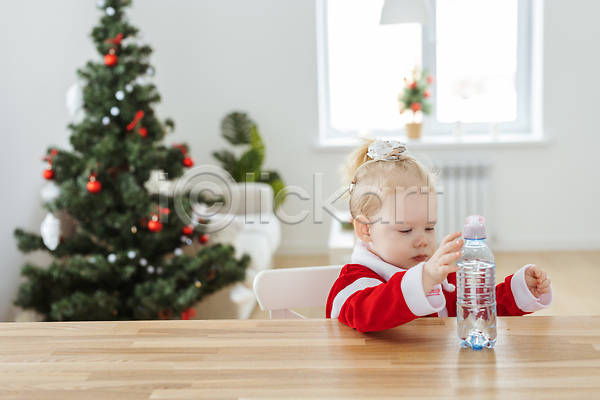 백인 아기 여자 여자아기한명만 한명 JPG 옆모습 포토 해외이미지 가족 상반신 앉기 의자 크리스마스 크리스마스트리 페트병 해외202310 휴가
