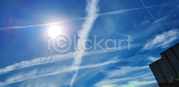 분위기 순수 자유 휴식 사람없음 JPG 포토 해외이미지 가로 구름 날씨 물방울 바람 백그라운드 뷰티 빛 솜털 수분 수평선 안개 야외 여름 오픈 자연 천국 컬러 컬러풀 투명 파노라마 파란색 풍경 하늘 하늘색 해외202310 해외포토 햇빛 환경 흐림 흰색