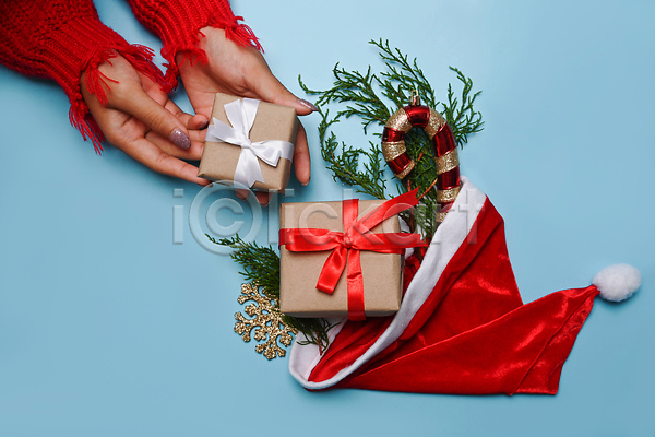 신체부위 하이앵글 눈꽃 들기 백그라운드 산타모자 선물상자 손 솔잎 오브젝트 지팡이모양 크리스마스 해외202310