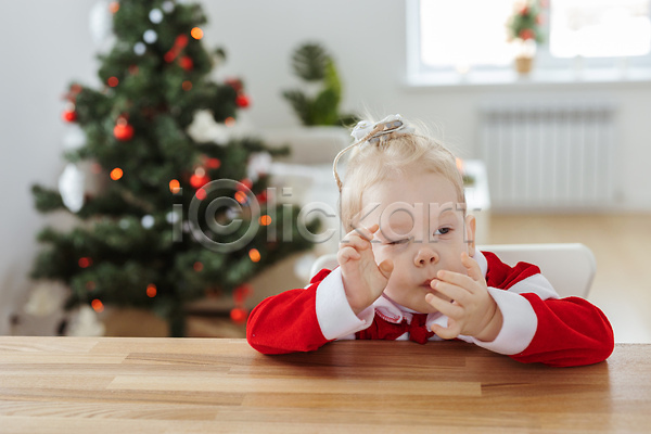백인 아기 여자 여자아기한명만 한명 JPG 앞모습 포토 해외이미지 가족 상반신 앉기 의자 크리스마스 크리스마스트리 해외202310 휴가
