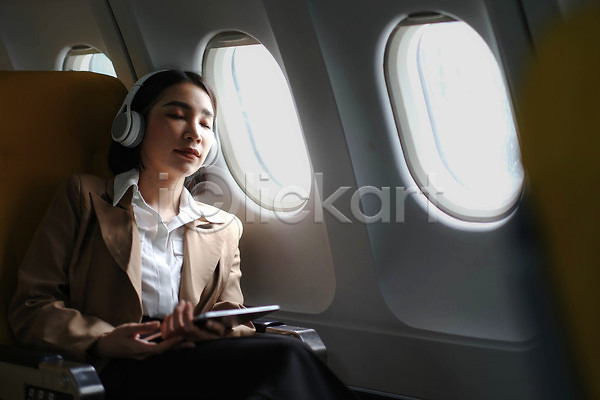 동양인 성인 성인여자한명만 여자 한명 JPG 앞모습 포토 해외이미지 기내 비행기 상반신 승객 앉기 의자 잠 창문 태블릿 해외202310 헤드셋