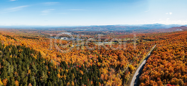 활발 사람없음 JPG 포토 항공촬영 해외이미지 10월 가을 감옥 계절 교도소 나무 내추럴 노란색 단풍 목재 빨간색 숲 시골 안테나 야외 오렌지 잎 자연 초록색 컬러 컬러풀 파노라마 풍경 해외202310 해외포토 황금