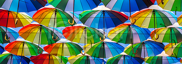 사람없음 JPG 포토 해외이미지 백그라운드 야외 여러개 우산 일렬 장식 컬러풀 해외202310