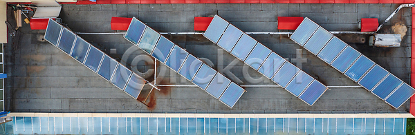 따뜻함 뜨거움 절약 사람없음 JPG 포토 항공촬영 해외이미지 건물 건축양식 경제 공급 난방기 물 보일러 생태학 수집가 시스템 야외 에너지 에코 역 옥상 온도 장비 재활용 정상 주택 지붕 초록색 타일 태양 탱크 파노라마 파란색 판넬 하늘 해외202310 해외포토 햇빛 호텔 환경 힘