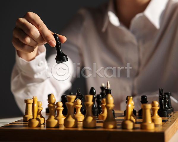 경쟁 집중 성인 성인여자한명만 여자 한명 JPG 앞모습 포토 해외이미지 게임 들기 상반신 체스 체스말 체스판