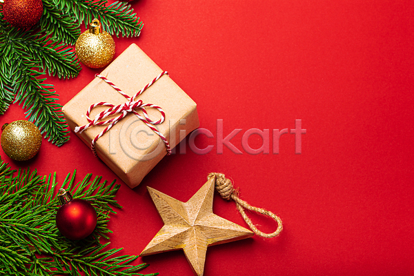 사람없음 JPG 포토 하이앵글 해외이미지 리본 별 빨간색 선물상자 솔잎 실내 오너먼트 오브젝트 카피스페이스 크리스마스 크리스마스선물 해외202310