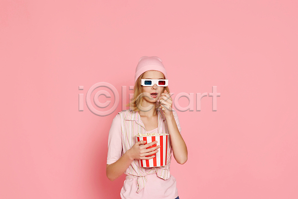 행복 성인 성인여자한명만 여자 한명 JPG 앞모습 포토 해외이미지 3D안경 들기 먹기 분홍색 상반신 영화 팝콘 해외202310