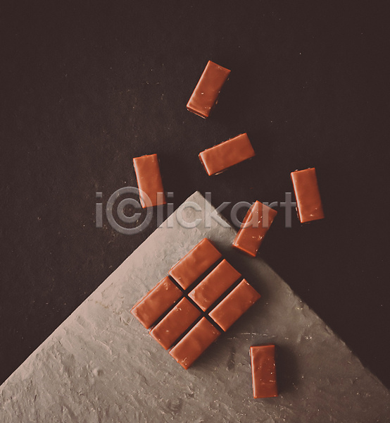 사람없음 JPG 포토 하이앵글 해외이미지 갈색 돌판 디저트 조각 초콜릿