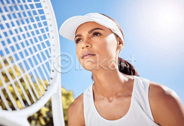 집중 성인 성인여자한명만 여자 한명 JPG 로우앵글 포토 해외이미지 상반신 썬캡 야외 테니스 테니스라켓 테니스복 해외202310 햇빛